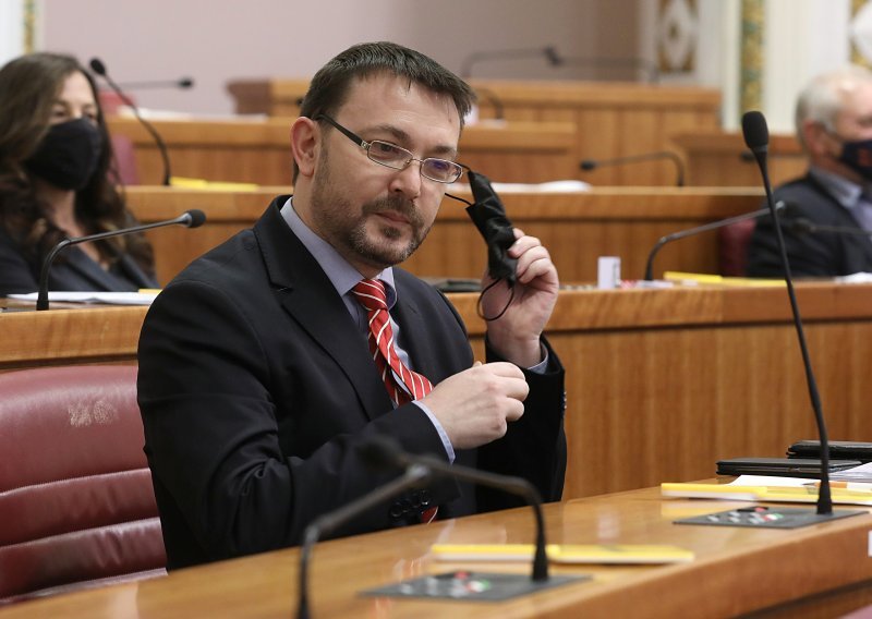 [FOTO/VIDEO] Bauk u Sabornici bez maske, prosvjedovao zbog kršenja mjera na Mirogoju