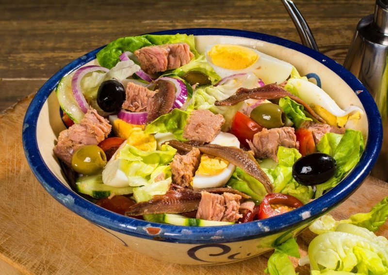 Ukusna i fina salata s tunjevinom i jajima odlično je brzopotezno rješenje kad ste u stisci s vremenom