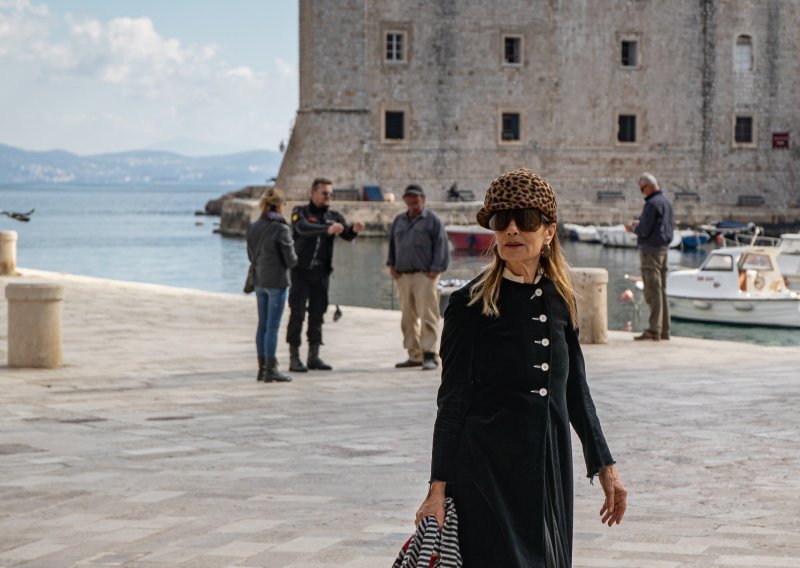 Crna je njena omiljena boja: Đurđa Tedeschi prošetala Dubrovnikom vjerna svom stilu
