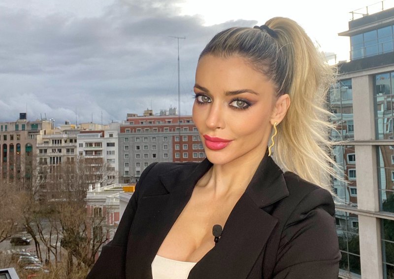 Fani Stipković pozirala u upečatljivom bikiniju pa dobila novu titulu: 'Najljepša trudnica'