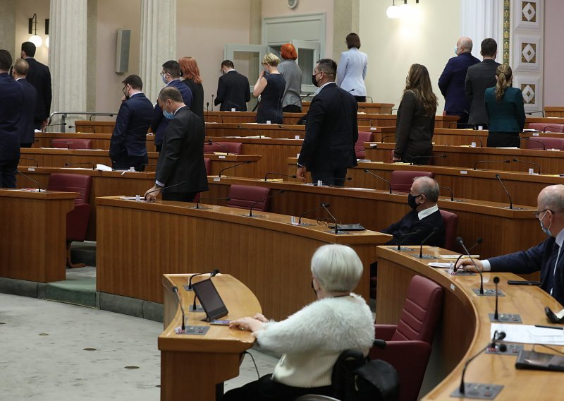 [FOTO] Okretanjem leđa oporba prosvjedovala zbog neizglasavanja izmjena Kaznenog zakona