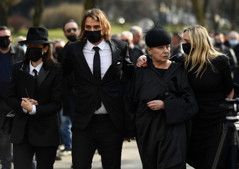 [FOTO] Velik broj poznatih bio na sprovodu Zlatka Cice Kranjčara; legendi Dinama uz obitelj, prijatelje i Bad Blue Boyse došli su Ćiro Blažević, Zlatko Dalić, Aco Petrović…