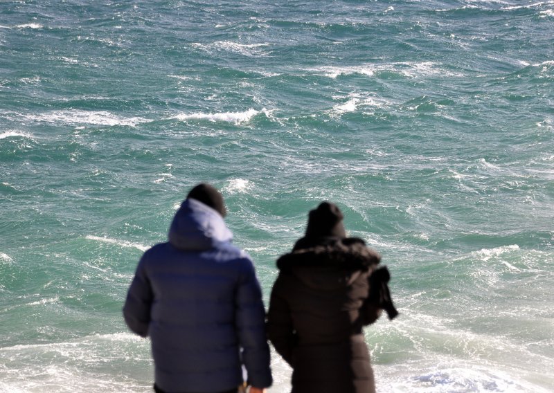 Sunčano i prohladno, a na Jadranu olujna i na udare orkanska bura. Zbog nje su zatvorene neke prometnice, pogledajte koje