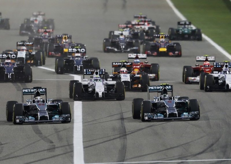 Okršaj Mercedesa i Ferrarija i na noćnoj utrci u Bahreinu!