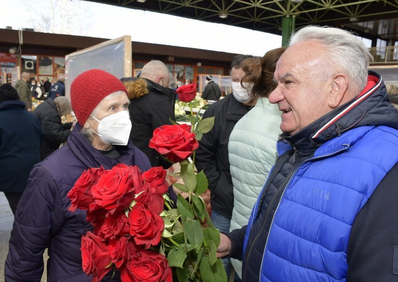 [FOTO] Dumbović dijelio ruže ženama na tržnici u Sisku: Službeno se još nisam kandidirao. Vrlo brzo ću donijeti konačnu odluku
