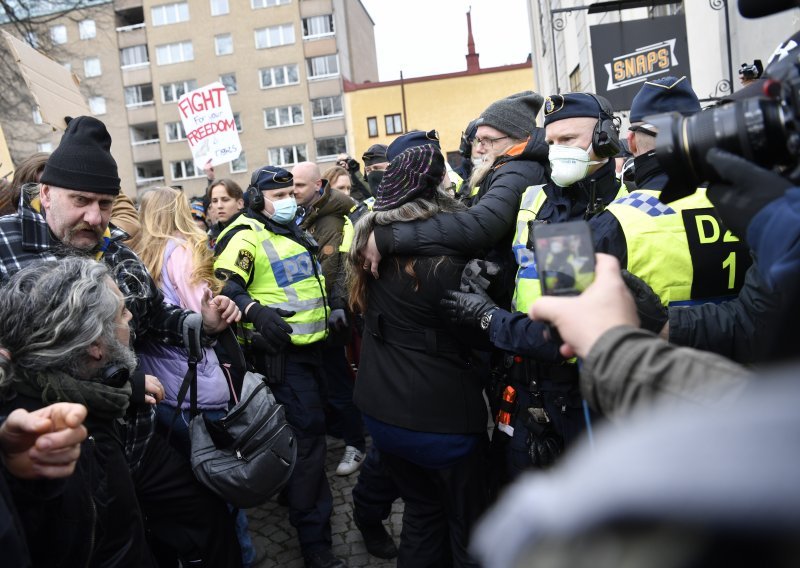 [VIDEO/FOTO] Kaos na ulicama Stockholma: Policija rastjerala prosvjednike protiv koronamjera, ima i ozlijeđenih policajaca
