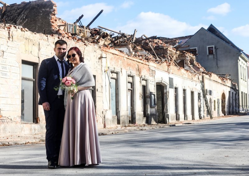 [FOTO] Postali su prvi par koji se vjenčao u Petrinji nakon razornog potresa