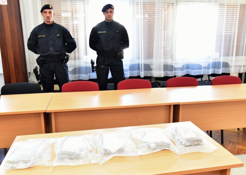 Policija kod Opuzena zaplijenila 70 kg kokaina, pronašli ga skrivenog među bananama?