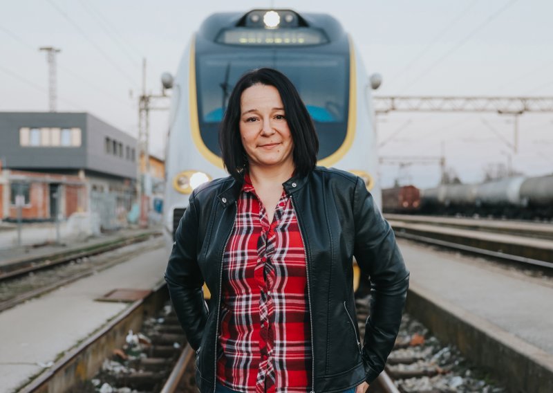 [FOTO] Neustrašiva Slavonka Lorena Gregurić Matejaš vozi 80 tona i poručuje: 'Onog trenutka u kojem uđem u lokomotivu i osjetim njezine mirise, kroz mene prolazi neki mir'