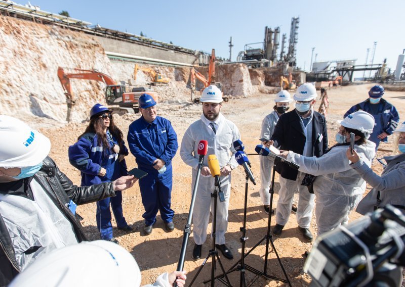 [FOTO] Ćorić posjetio Rafineriju nafte Rijeka: Ova investicija pozicionirat će Inu još snažnije na regionalnom tržištu naftnih derivata
