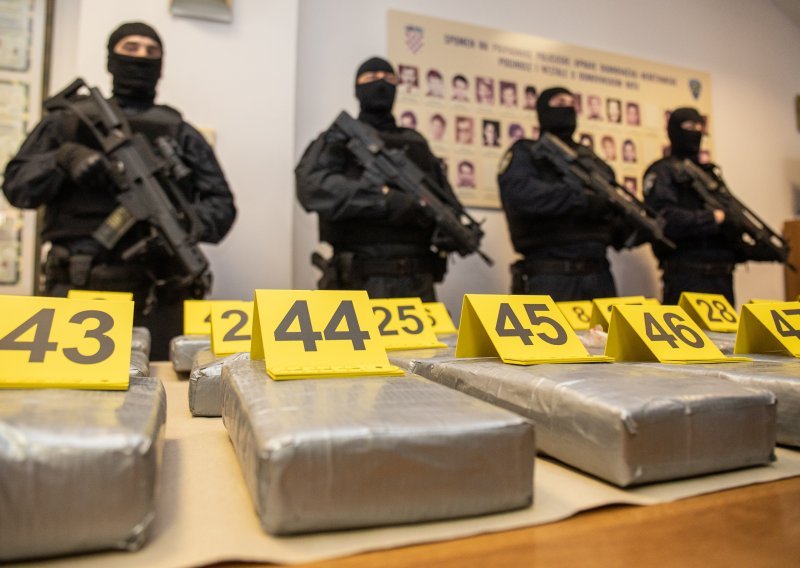 [FOTO/VIDEO] Policija otkrila detalje zapljene više desetaka milijuna kuna vrijednog kokaina: 'Dva su vadila drogu iz kontejnera, treći je čuvao stražu'