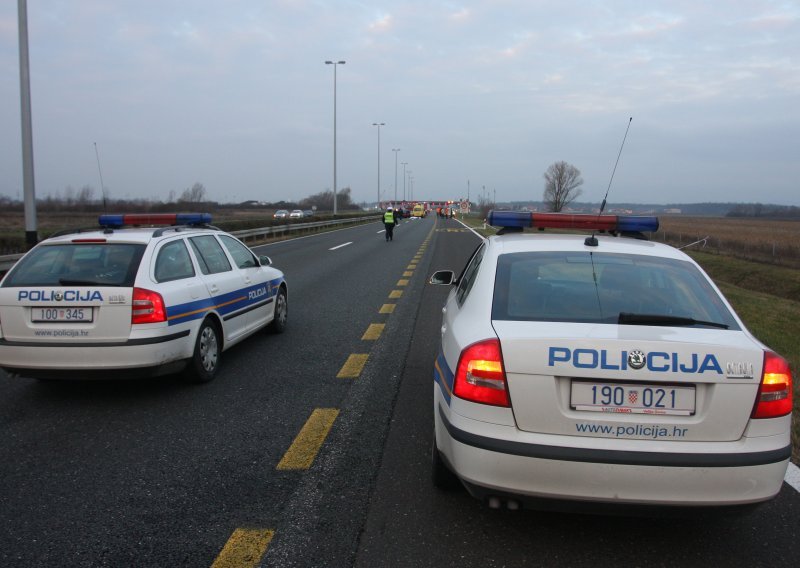 Muškarac u autobusu na relaciji Zagreb - Osijek pijan i drogiran skinuo masku i majicu pa divljao; penjao se po sjedalima i maltretirao sve oko sebe