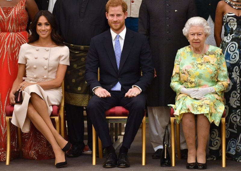 Stiglo je i službeno priopćenje kraljice Elizabete II: 'O navodnim rasističkim komentarima obitelj će razgovarati nasamo'