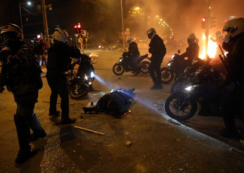 [FOTO/VIDEO] Krvava večer u Ateni: Sukobili se prosvjednici i policija
