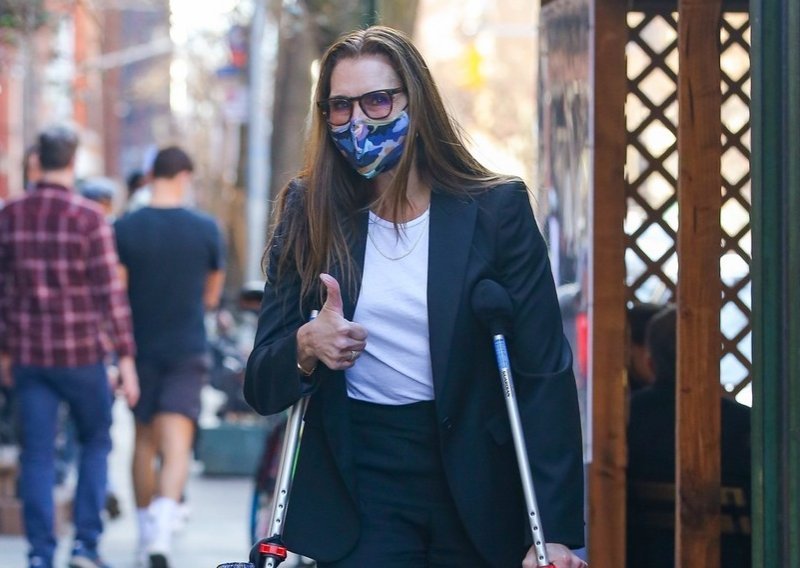 Dnevni look za peticu: Brooke Shields s puno stila kombinirala odijelo s bijelim tenisicama