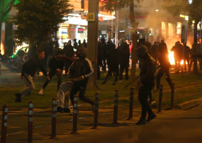 Divljanje u središtu Atene; miroljubivi prosvjed prerastao u nerede; privedeno 16 ljudi, pet policajaca ozlijeđeno