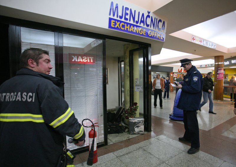 Prijeteći bombom opljačkao mjenjačnicu