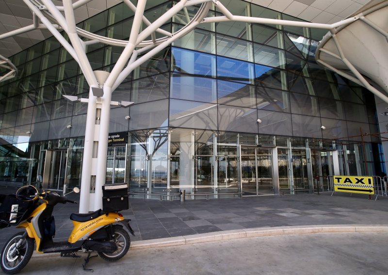 Taksisti srušili aplikaciju splitskog aerodroma: Opća navala na 120 mjesta