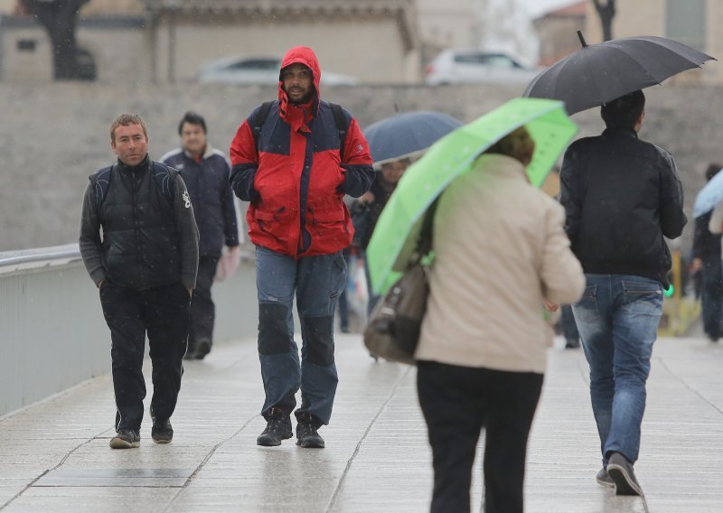 Petak i subota vjetroviti i sunčani, u nedjelju i ponedjeljak oblačno s pljuskovima