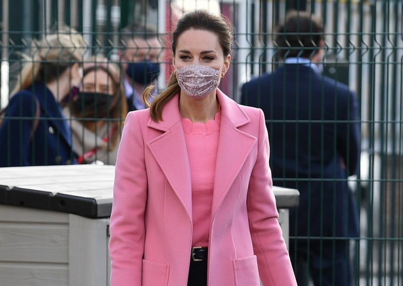 Elegantna Kate Middleton očarala u ružičastom džemperu britanskog brenda poznatog po pristupačnim cijenama
