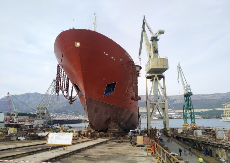 [FOTO/VIDEO] U Splitu porinut brod vrijedan 50 milijuna eura, radnici se žale da su im stigle plaće za siječanj umanjene za 20 posto