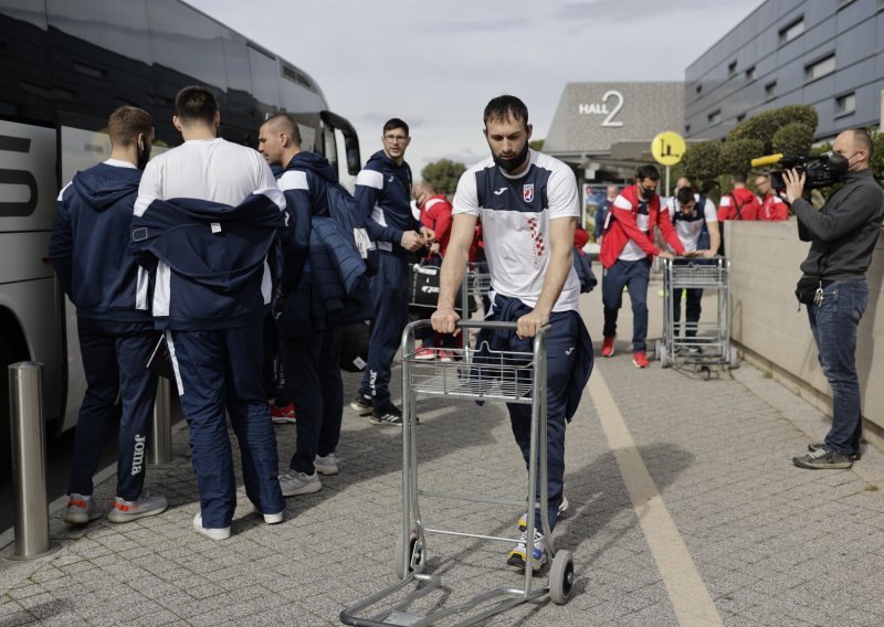 [VIDEO/FOTO] Rukometaši stigli u Montpellier, dočekala ih poruka na hrvatskom jeziku, a zatim završili na testiranju; oglasili se izbornik i kapetan...