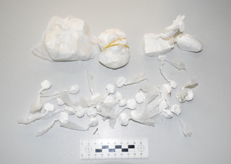 U automobilu u Zagrebu muškarac skrivao drogu; policija je ukupno otkrila više od 600 grama kokaina, a pronašla mu je i oružje