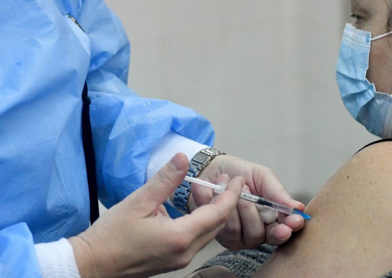 Poljaci se pokušavaju prijaviti za cijepljenje nakon neočekivane promjene politike