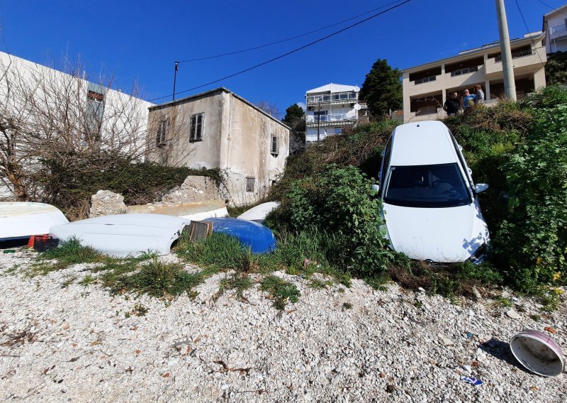 [FOTO] Nesvakidašnja nesreća kod Omiša; auto završio na plaži, a svemu je kumovala neprilagođena brzina