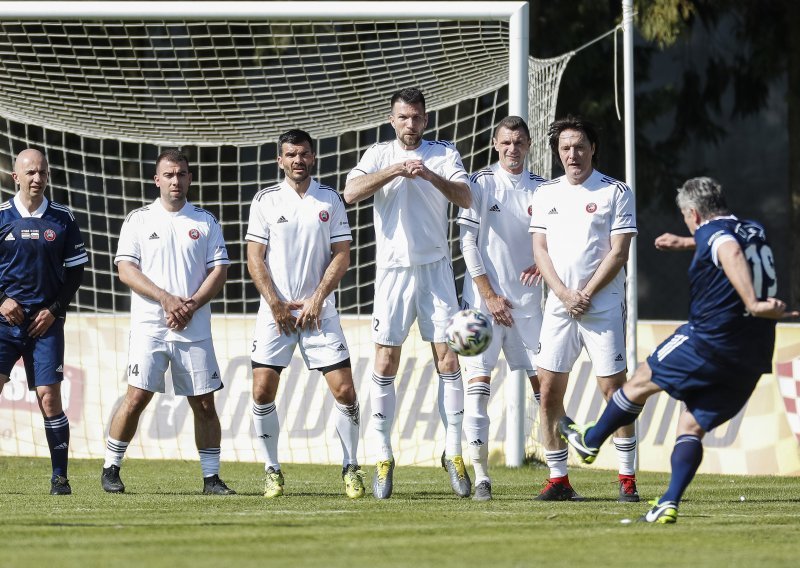 Legende hrvatskog i slovenskog nogometa odigrale humanitarnu utakmicu u Petrinji; Uefa novčano pomogla Crvenom križu