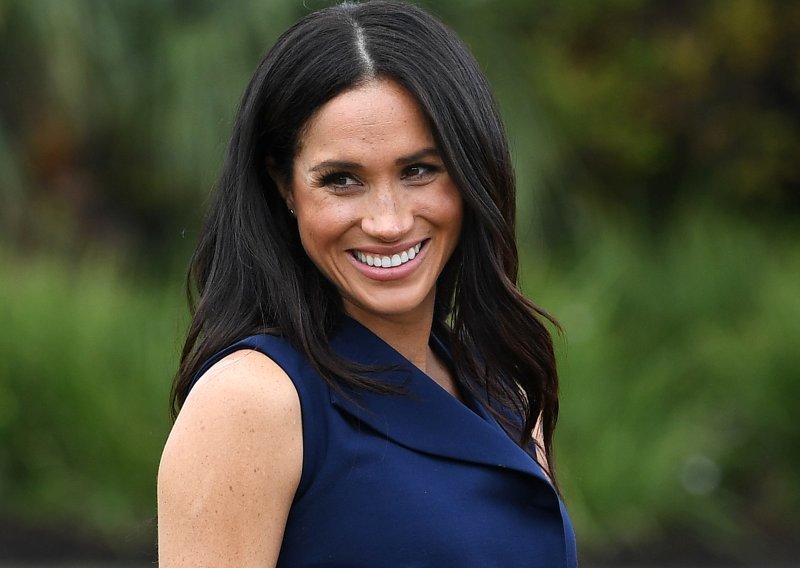 Crtež s Meghan Markle i engleskom kraljicom objavljen u satiričnom listu izazvao burne reakcije