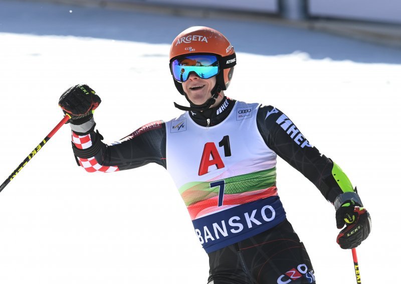 U teškim uvjetima u Kranjskoj Gori čak tri hrvatska skijaša izborila drugu vožnju slaloma, a vodeći je Francuz Noel Clement