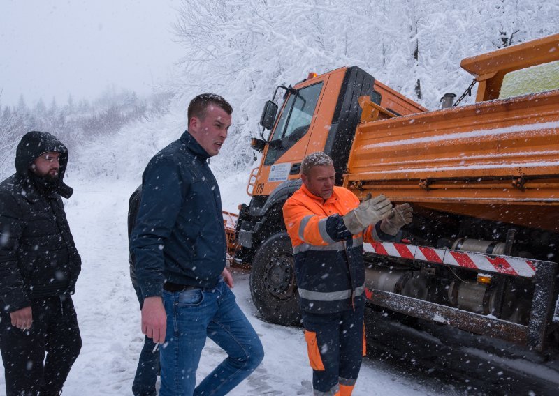 [FOTO/VIDEO] Zima pokazuje zube: Dalmacija odsječena za kamione, kaos na Sljemenu, nesreće na autocestama