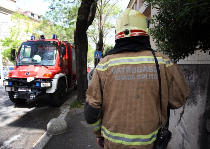 Na splitskom Spinutu buknuo požar; pogledajte hitru reakciju vatrogasaca