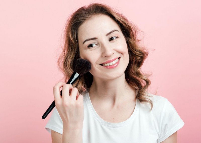 Naglasite jagodične kosti i vizualno izdužite lice: Napravite lifting uz pomoć ovog make up trika