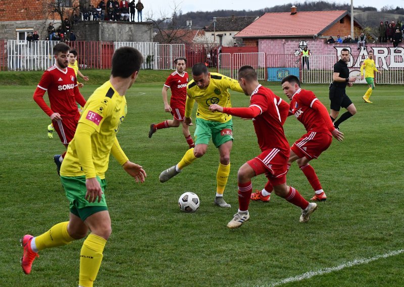 [FOTO] Hara po kiši i vjetru 'poharao' Oriovac; Japanac je usred Slavonije odveo nogometaše Istre u polufinale Kupa
