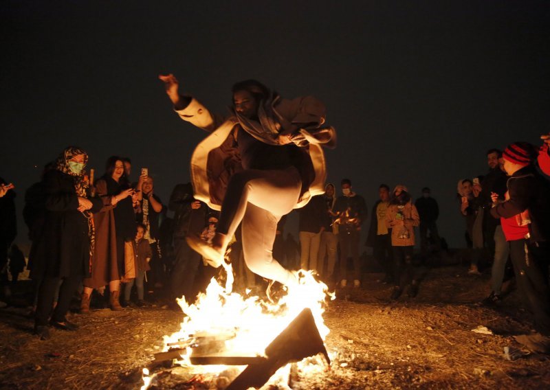 Troje mrtvih, 87 ljudi izgubilo udove u proslavi iranskoga festivala vatre