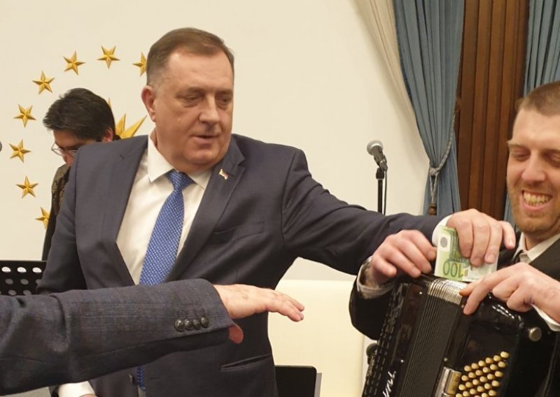 Dernek u Turskoj: Dodik kod Erdogana muzičarima gurao novčanice u harmoniku