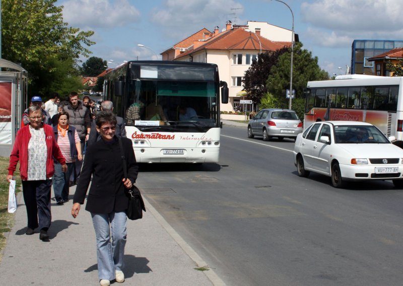 Učenika usmrtio auto na izlasku iz školskog busa