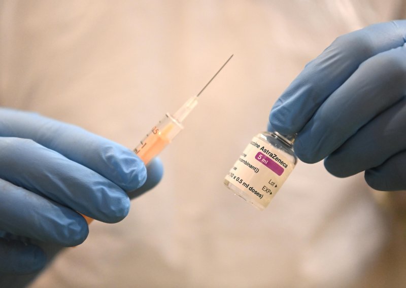 Nizozemska privremeno obustavlja cijepljenje AstraZenecom za sve