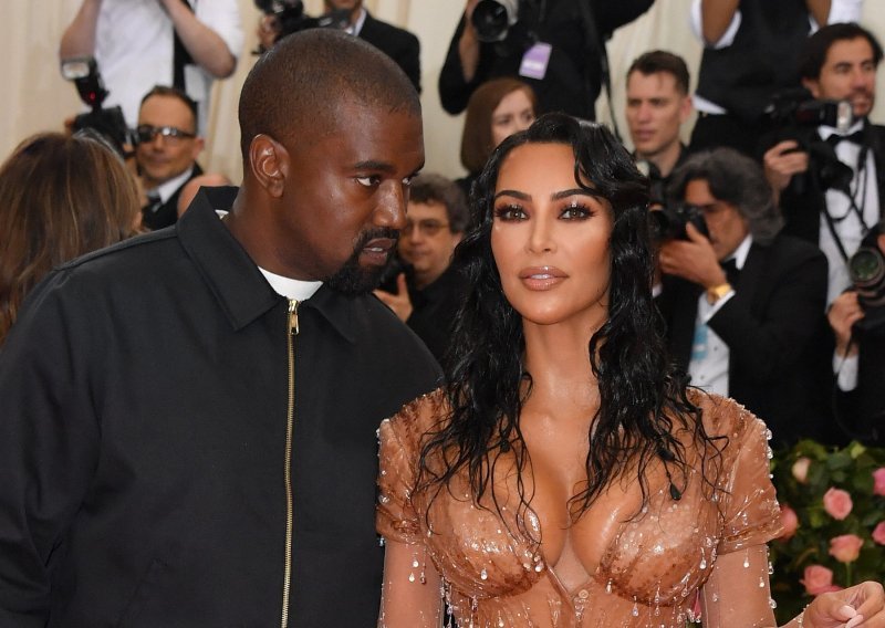 [FOTO/VIDEO] Ye nikako da se pomiri s razvodom od Kim Kardashian: ‘Papire za razvod nisam vidio, Kim je i dalje moja žena’