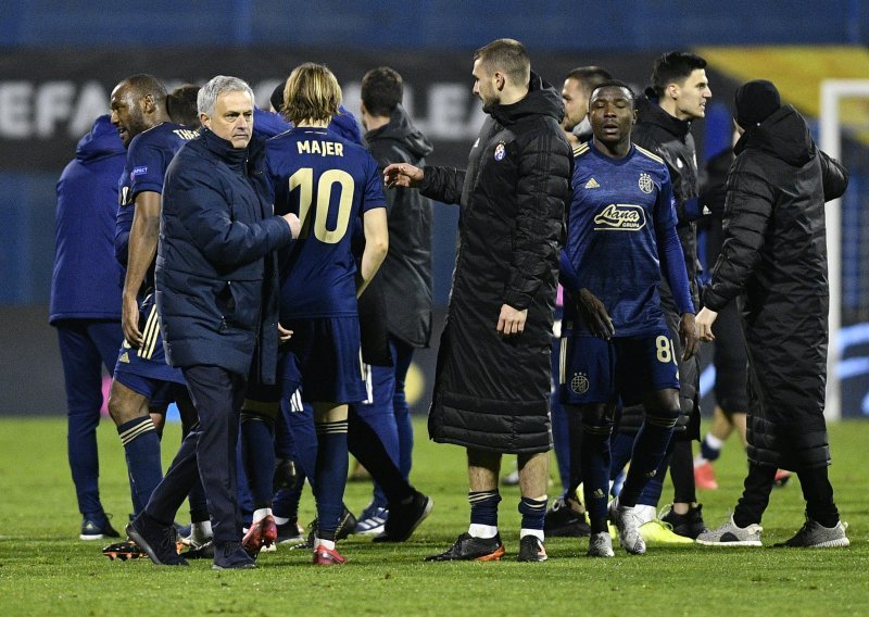 [VIDEO/FOTO] Jose Mourinho još je jednom pokazao zašto je najveći; nakon teškog poraza na Maksimiru slavni je Portugalac iznenada upao u svlačionicu Dinama