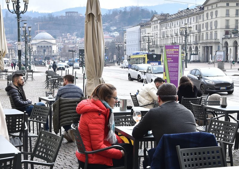 Talijanski restorani pripremili su vanjske stolove uoči ublažavanja mjera