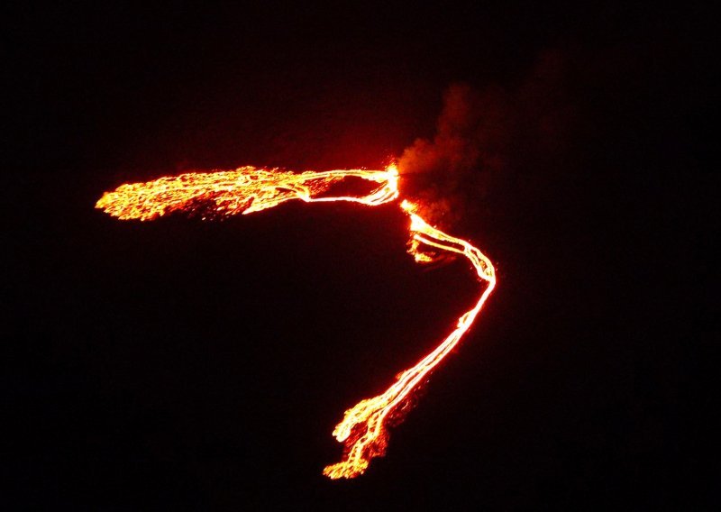 [VIDEO] Nakon tisuća malih potresa eruptirao vulkan na Islandu