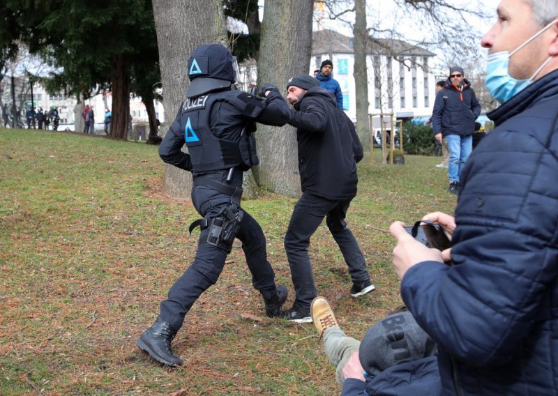 [FOTO/VIDEO] Njemačka policija papar sprejem i pendrecima protiv prosvjednika u centru Kassela
