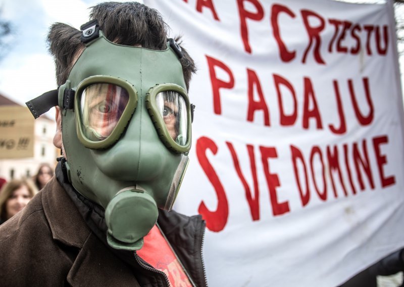 [FOTO] I u pet hrvatskih gradova protiv Covid ograničenja, prosvjednici poručili: Vratite nam gripu