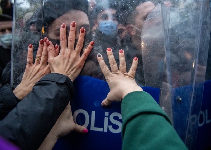 [FOTO] Turska napustila Istanbulsku konvenciju: Više tisuća bijesnih građana okupilo se na prosvjedu i poručilo da će 'žene dobiti ovaj rat'