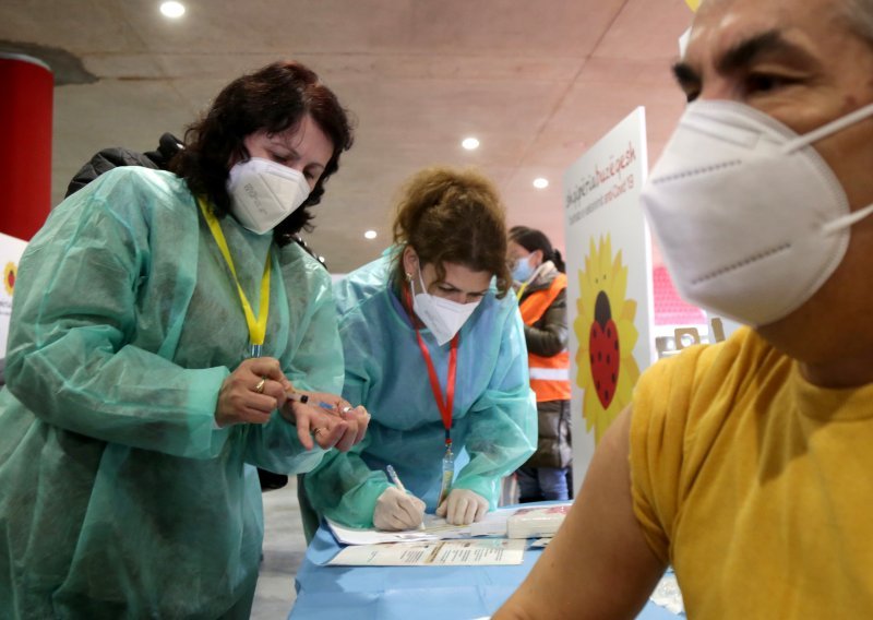 Kosovo je jedina zemlja u Europi koja nije počela s cijepljenjem: Stotine zdravstvenih radnika otputovalo u Albaniju po cjepivo
