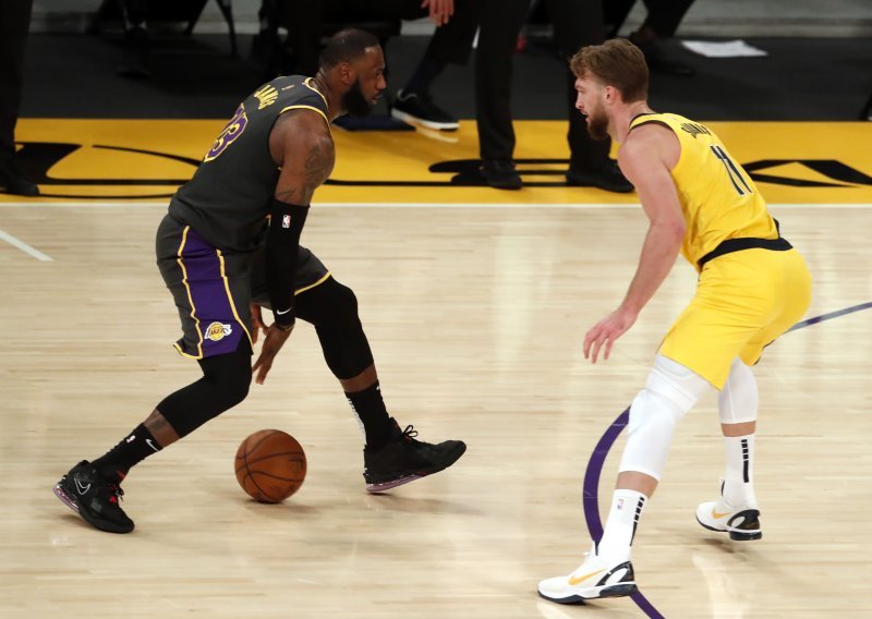 Lakersi u šoku nakon ozljede najveće zvijezde; LeBron James odšepao s terena zbog problema s desnim gležnjem