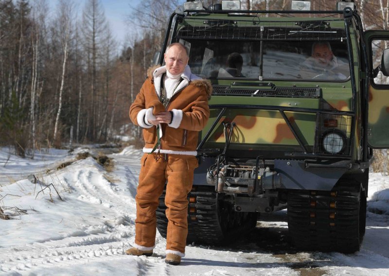 [FOTO] Putin opet vikend proveo u prirodi: Pješačio po snijegu i i vozio terenac u sibirskoj tajgi